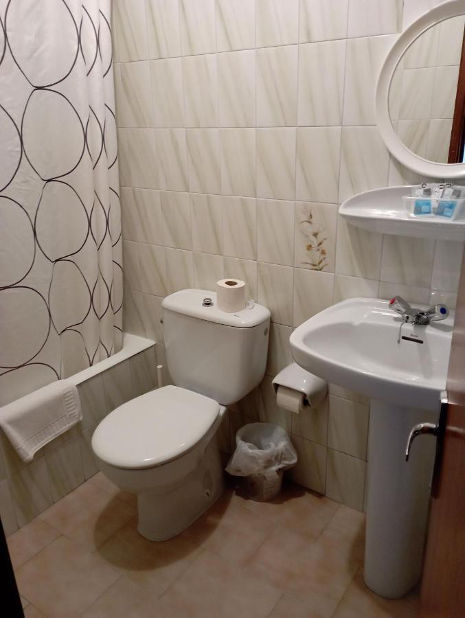 Room In Lodge - Double And Single Room - Pension Oria 1 Luarca Dış mekan fotoğraf