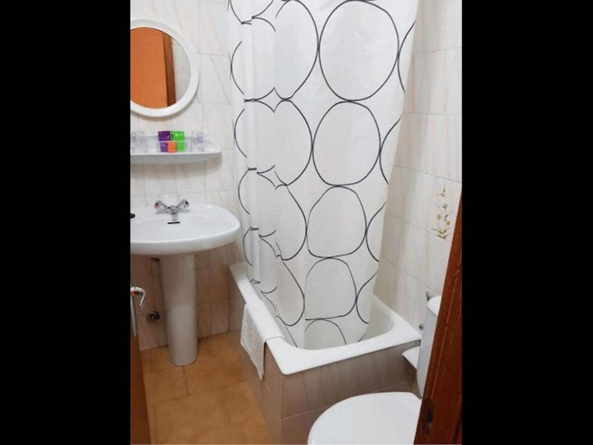 Room In Lodge - Double And Single Room - Pension Oria 1 Luarca Dış mekan fotoğraf