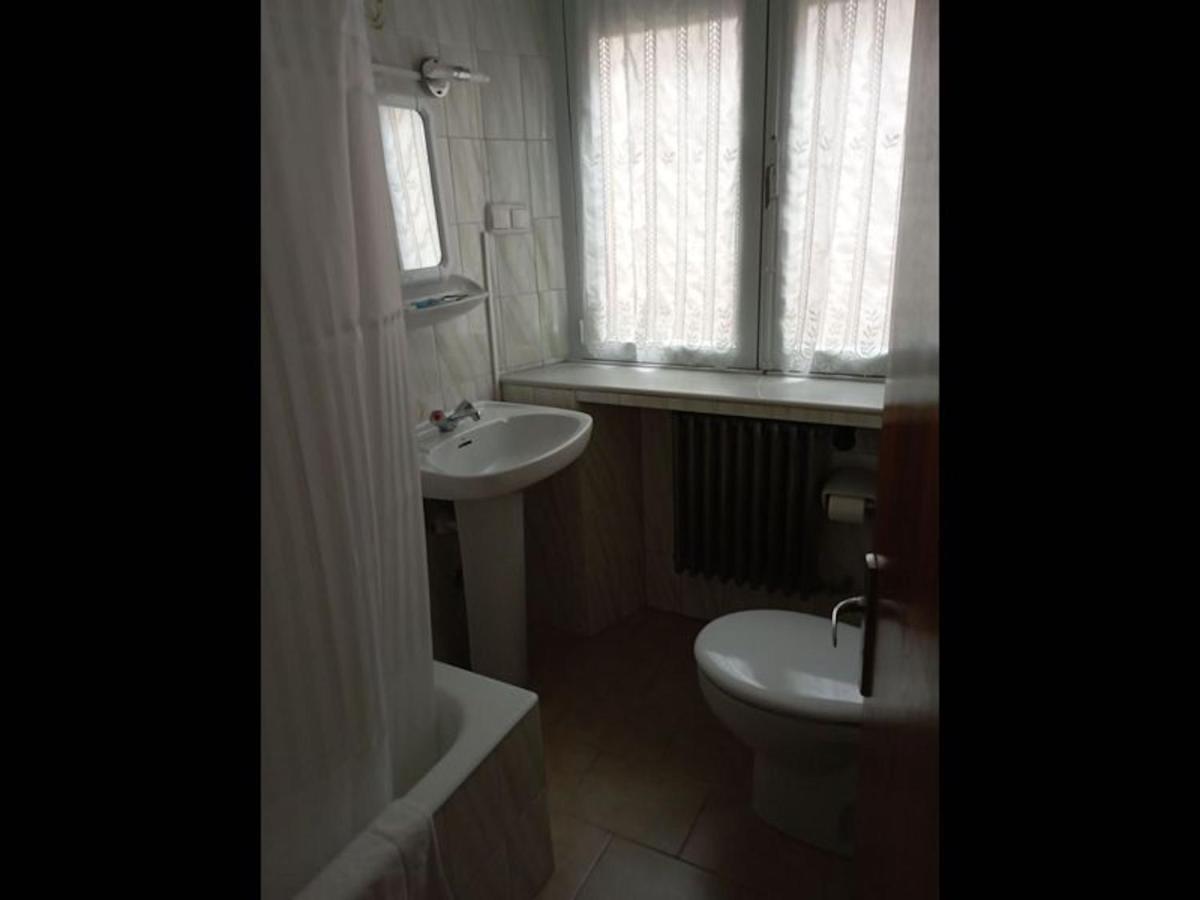 Room In Lodge - Double And Single Room - Pension Oria 1 Luarca Dış mekan fotoğraf